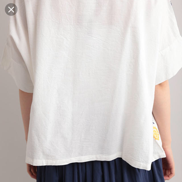 merlot(メルロー)のfillil たんぽぽ刺繍ブラウス ネイビー レディースのトップス(シャツ/ブラウス(半袖/袖なし))の商品写真