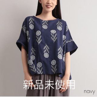 メルロー(merlot)のfillil たんぽぽ刺繍ブラウス ネイビー(シャツ/ブラウス(半袖/袖なし))