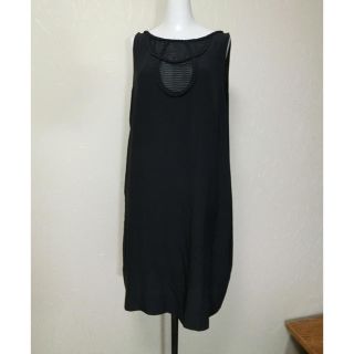 ビーシービージーマックスアズリア(BCBGMAXAZRIA)のBCBG マックスアズリア　黒で胸がピンタックと透かし生地のシルクワンピース M(ひざ丈ワンピース)