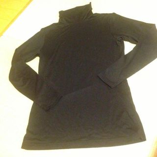 ユニクロ(UNIQLO)の黒のストレッチ生地ボトルネック(Tシャツ(長袖/七分))