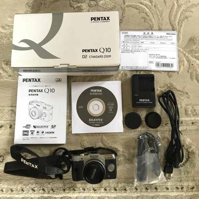 PENTAX(ペンタックス)のPENTAX Q10（スタンダードズームセット）シルバー 訳あり価格。 スマホ/家電/カメラのカメラ(ミラーレス一眼)の商品写真