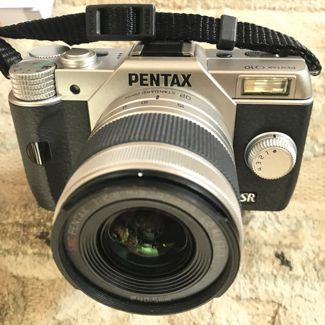 PENTAX(ペンタックス)のPENTAX Q10（スタンダードズームセット）シルバー 訳あり価格。 スマホ/家電/カメラのカメラ(ミラーレス一眼)の商品写真