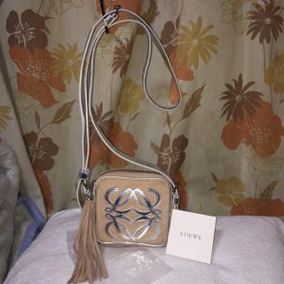 ロエベ(LOEWE)のロエベ 美品★アナグラム スエード シルバー 斜め掛け ショルダー バッグ(ショルダーバッグ)