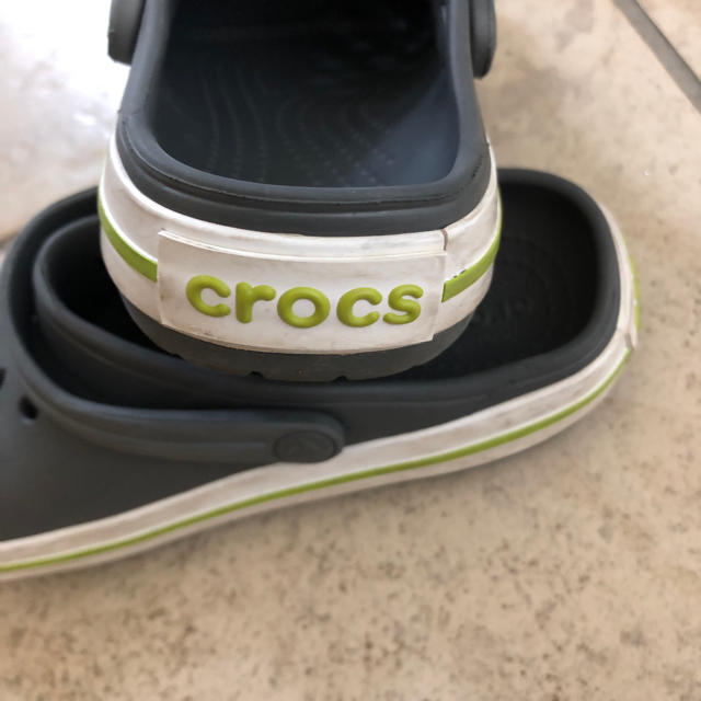 crocs(クロックス)のクロックス キッズサンダル キッズ/ベビー/マタニティのキッズ靴/シューズ(15cm~)(サンダル)の商品写真