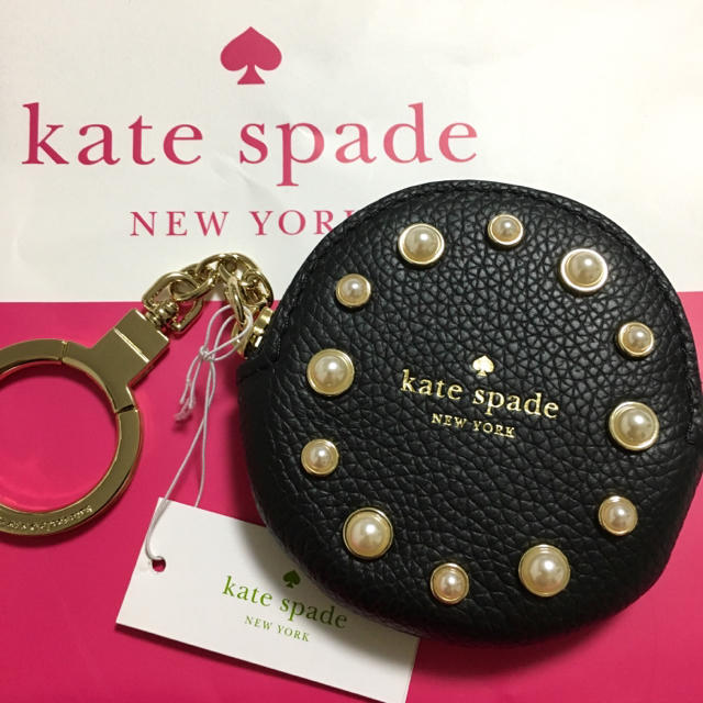 kate spade new york(ケイトスペードニューヨーク)の★お値下中★【新品未使用】ケイトスペード　コインケース　キーホルダー　パール　黒 レディースのファッション小物(キーホルダー)の商品写真