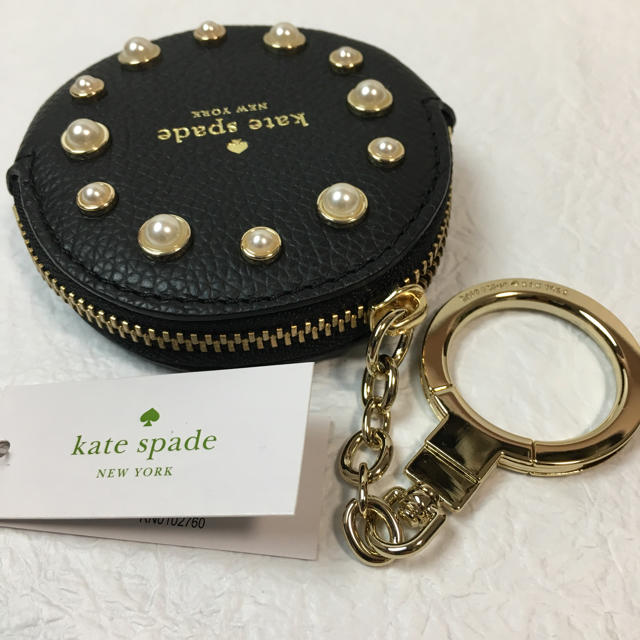 kate spade new york(ケイトスペードニューヨーク)の★お値下中★【新品未使用】ケイトスペード　コインケース　キーホルダー　パール　黒 レディースのファッション小物(キーホルダー)の商品写真