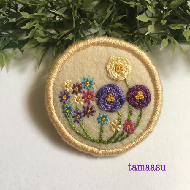 257.お花の刺繍ブローチ✴︎受注製作 ハンドメイドのアクセサリー(コサージュ/ブローチ)の商品写真