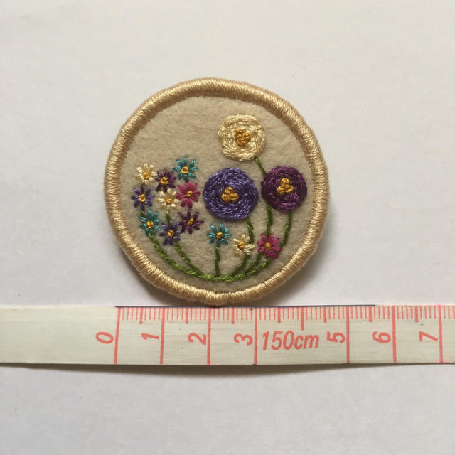 257.お花の刺繍ブローチ✴︎受注製作 ハンドメイドのアクセサリー(コサージュ/ブローチ)の商品写真