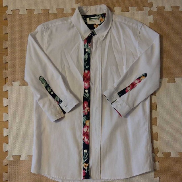 BASE CONTROL(ベースコントロール)のボタンダウン　アクセントフラワー柄半袖シャツ メンズのトップス(シャツ)の商品写真