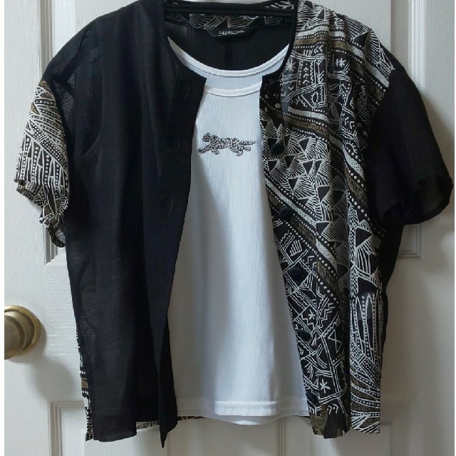 <レナウン>黒半袖ジャケットと白タンクトップ ヒョウのワンポイント レディースのトップス(アンサンブル)の商品写真