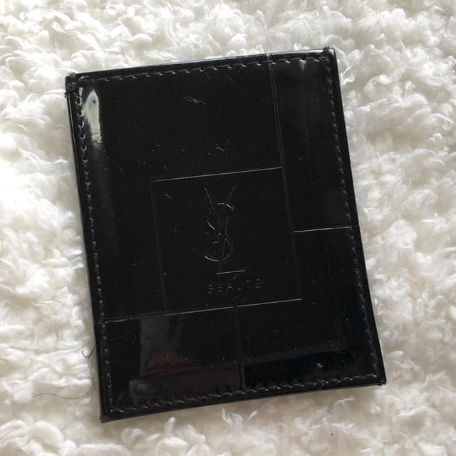 Yves Saint Laurent Beaute(イヴサンローランボーテ)の【美品･未使用】イヴ・サンローラン 手鏡 レディースのファッション小物(ミラー)の商品写真