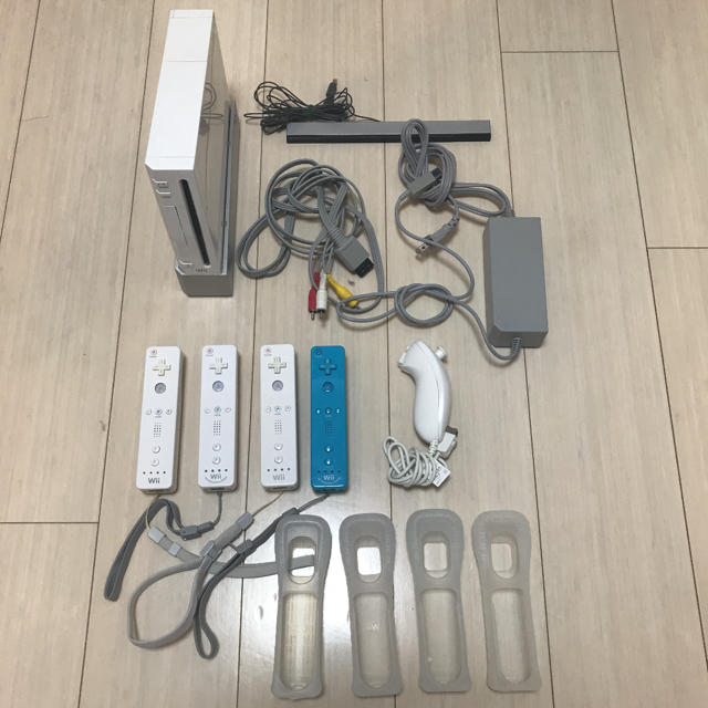Wii 本体+コントローラー4個+マリカー、Wiiパーティー等ソフトセット