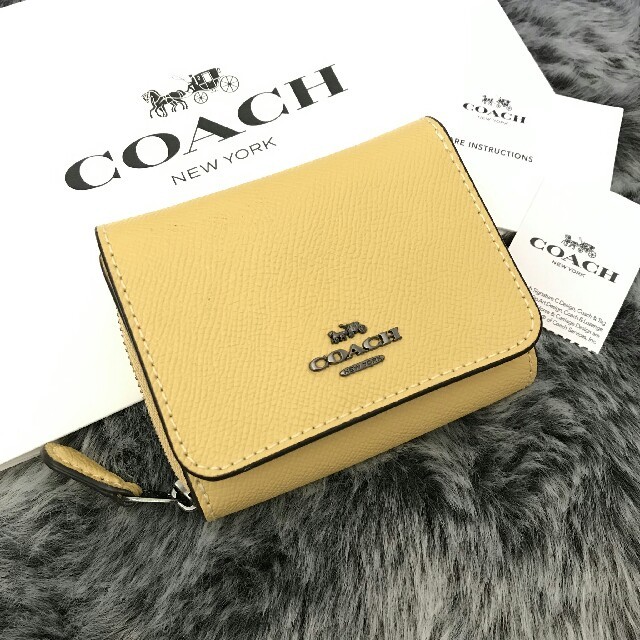 新品☆COACH(コーチ)  ライトイエロー レザー 折り財布