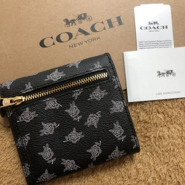 ☆新品 COACH コーチ 三つ折り財布 フラワーモチーフ