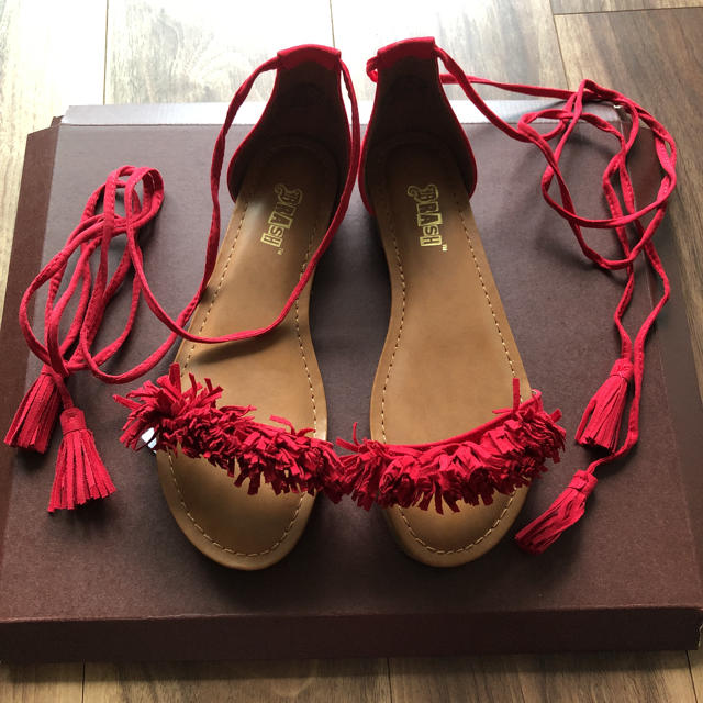 フリンジ付き編み上げペタンコサンダル サイズ6 赤 レディースの靴/シューズ(サンダル)の商品写真