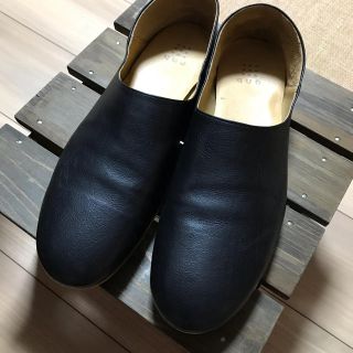 ヤエカ(YAECA)のque shoes ブラック(ローファー/革靴)