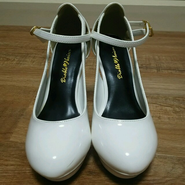 白 ホワイト パンプス 楽チン 新品 レディースの靴/シューズ(ハイヒール/パンプス)の商品写真