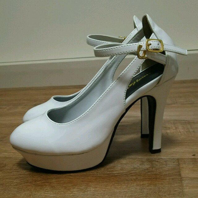 白 ホワイト パンプス 楽チン 新品 レディースの靴/シューズ(ハイヒール/パンプス)の商品写真