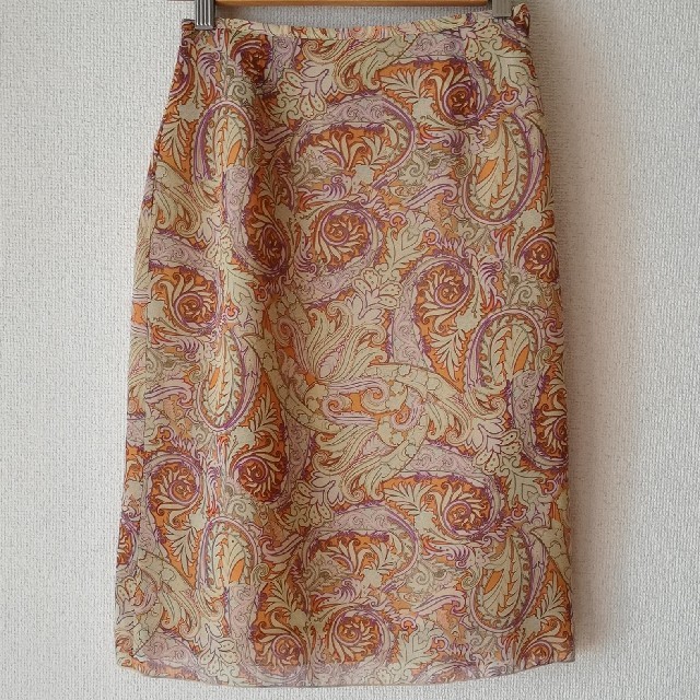 タイトスカート　膝丈　ペイズリー柄　オレンジ　ベージュ レディースのスカート(ひざ丈スカート)の商品写真