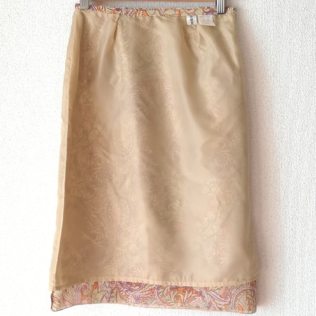 タイトスカート　膝丈　ペイズリー柄　オレンジ　ベージュ レディースのスカート(ひざ丈スカート)の商品写真