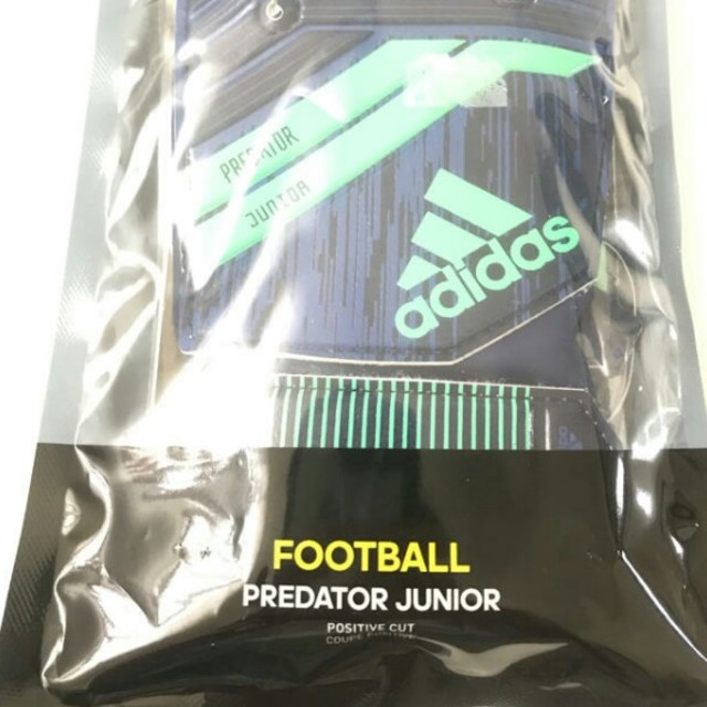 adidas(アディダス)のアディダス　キーパーグローブ　6号　Jr.　プレデター　新品送料込ジュニアGK  スポーツ/アウトドアのサッカー/フットサル(ウェア)の商品写真