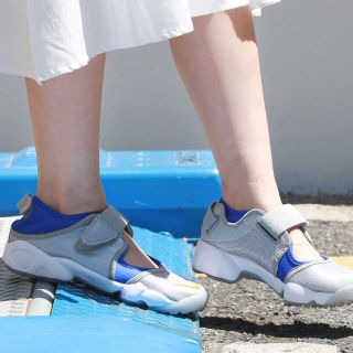 ナイキ(NIKE)のエアリフト シルバー 25(サンダル)