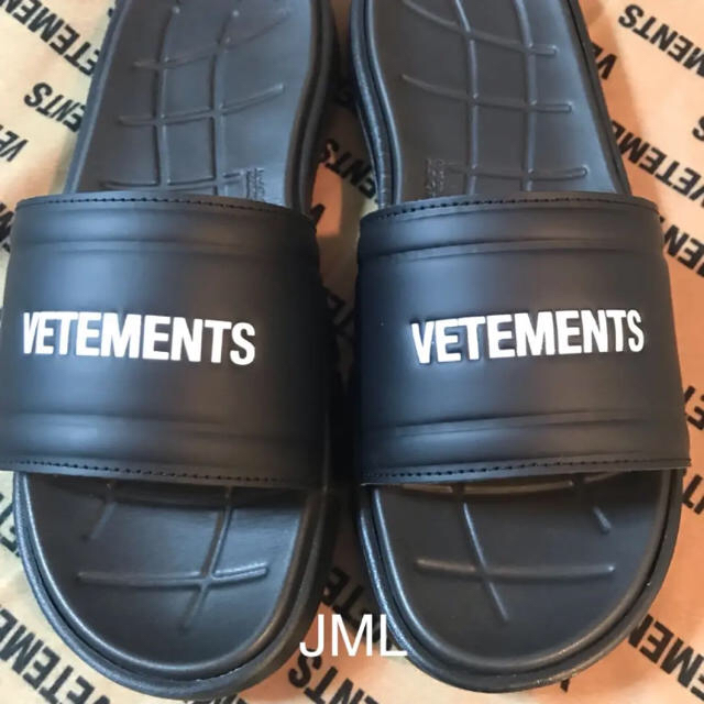 VETEMENTS  LOGO SLIDES メンズの靴/シューズ(サンダル)の商品写真