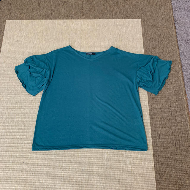 しまむら(シマムラ)のしまむら大きなサイズ 新品未使用 袖3段フリル カットソー レディースのトップス(カットソー(半袖/袖なし))の商品写真
