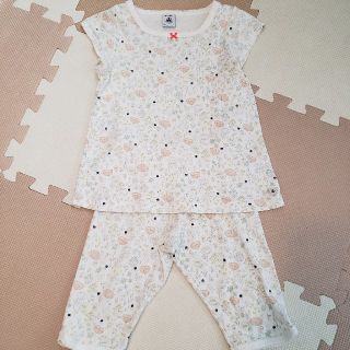 プチバトー(PETIT BATEAU)の【やじるし様専用】プチバトー フラワープリント半袖パジャマ 5ans/110㎝(パジャマ)