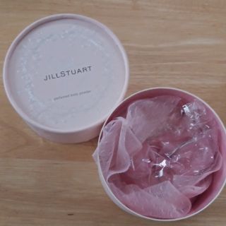 ジルバイジルスチュアート(JILL by JILLSTUART)の【未使用 新品】ジルスチュアート ボディパウダー(ボディローション/ミルク)