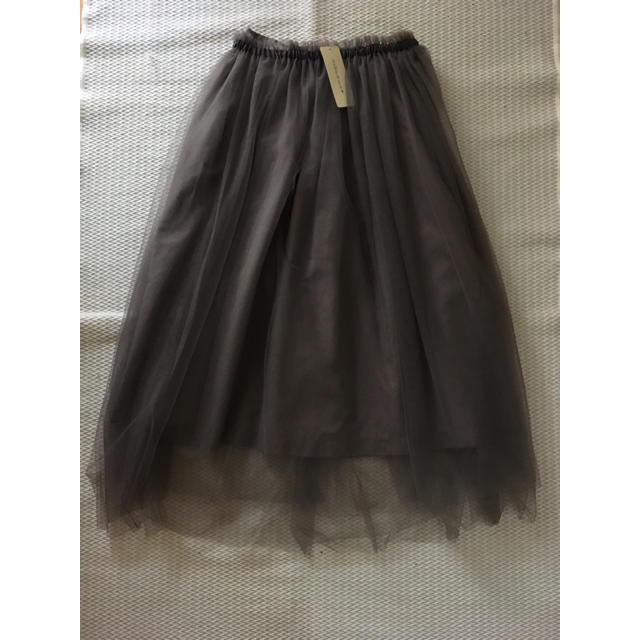 31 Sons de mode(トランテアンソンドゥモード)の[値下げ] 新品 チュールスカート カーキグレー レディースのスカート(ロングスカート)の商品写真