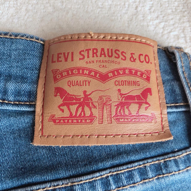 Levi's(リーバイス)のリーバイス ダメージジーンズ ストレート 美品 レディースのパンツ(デニム/ジーンズ)の商品写真