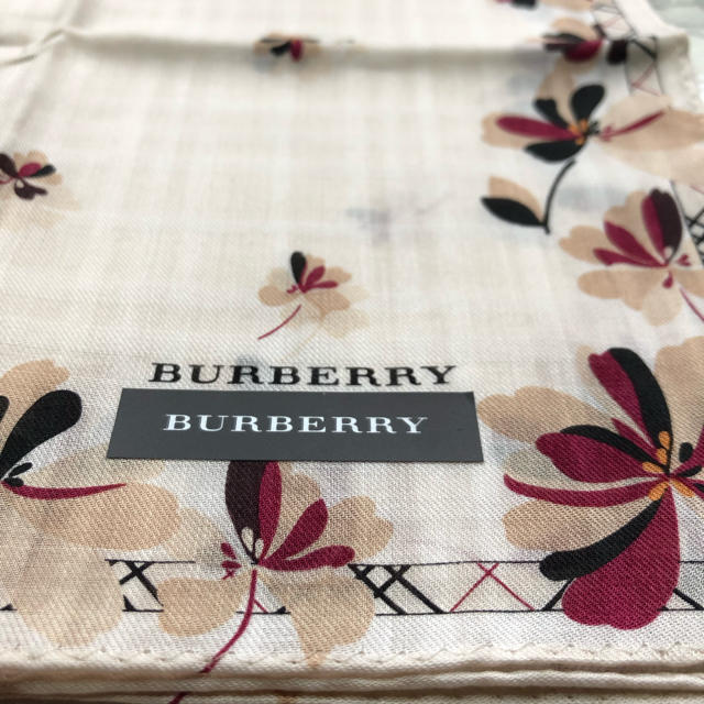 BURBERRY(バーバリー)の【新品未使用】BURBERRY 花柄 ハンカチ ノバチェック レディースのファッション小物(ハンカチ)の商品写真