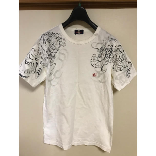 龍が描かれたTシャツ