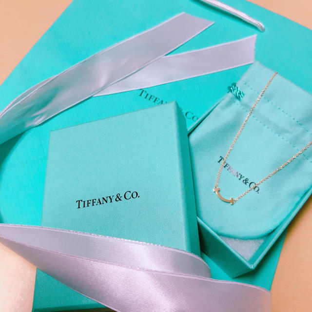 Tiffany & Co.(ティファニー)のTiffany&Co. TIFFANY T スマイルペンダント 18Kゴールド レディースのアクセサリー(ネックレス)の商品写真