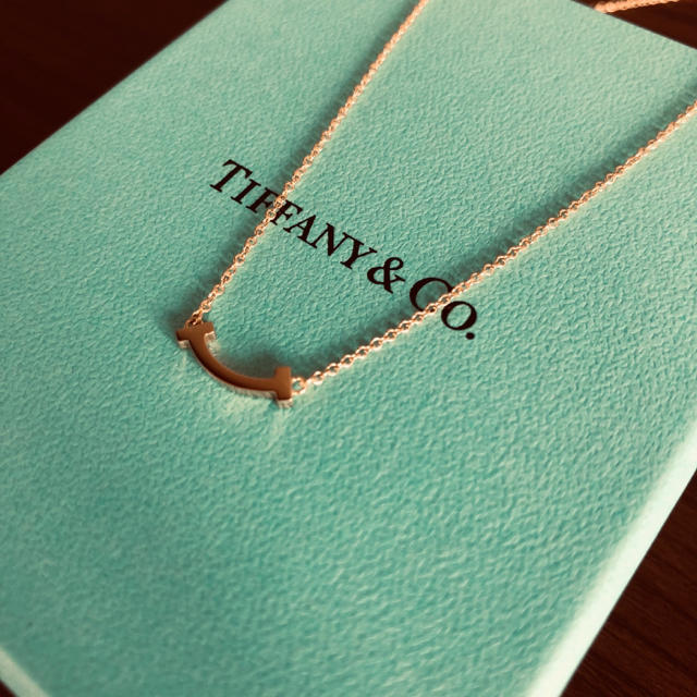 Tiffany & Co.(ティファニー)のTiffany&Co. TIFFANY T スマイルペンダント 18Kゴールド レディースのアクセサリー(ネックレス)の商品写真