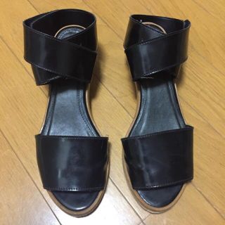 ザラ(ZARA)のZARA  黒エナメルサンダル(サンダル)