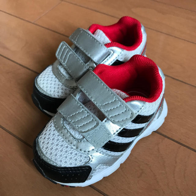 adidas(アディダス)のアディダススニーカー キッズ/ベビー/マタニティのベビー靴/シューズ(~14cm)(スニーカー)の商品写真