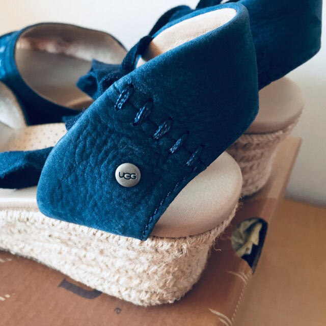 UGG(アグ)の【最終値下げ】UGG  アンクルリボンサンダル☆オススメ☆ レディースの靴/シューズ(サンダル)の商品写真