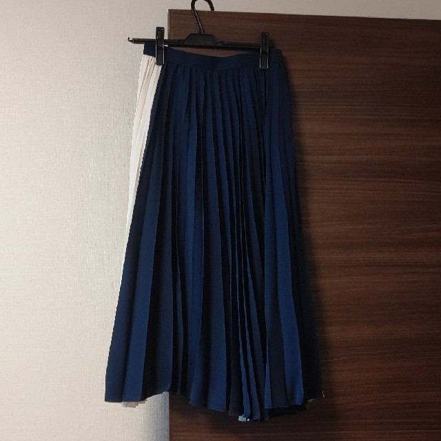 Andemiu(アンデミュウ)の【遙様専用】カラーキリカエプリーツスカート ネイビー M レディースのスカート(ひざ丈スカート)の商品写真