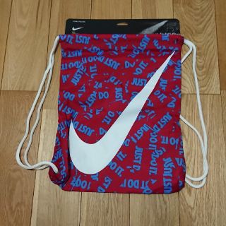 ナイキ(NIKE)のNIKE ナイキ ナップサック 赤 ジュニア キッズ ジムサック グラフィック(リュック/バックパック)