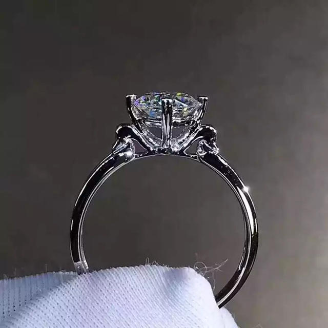 【newデザイン】輝く モアサナイト  ダイヤモンド リング レディースのアクセサリー(リング(指輪))の商品写真