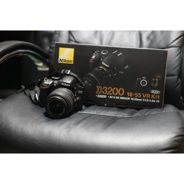 スマホ/家電/カメラNikon D3200 一眼レフ レンズキット + 単焦点レンズ セット