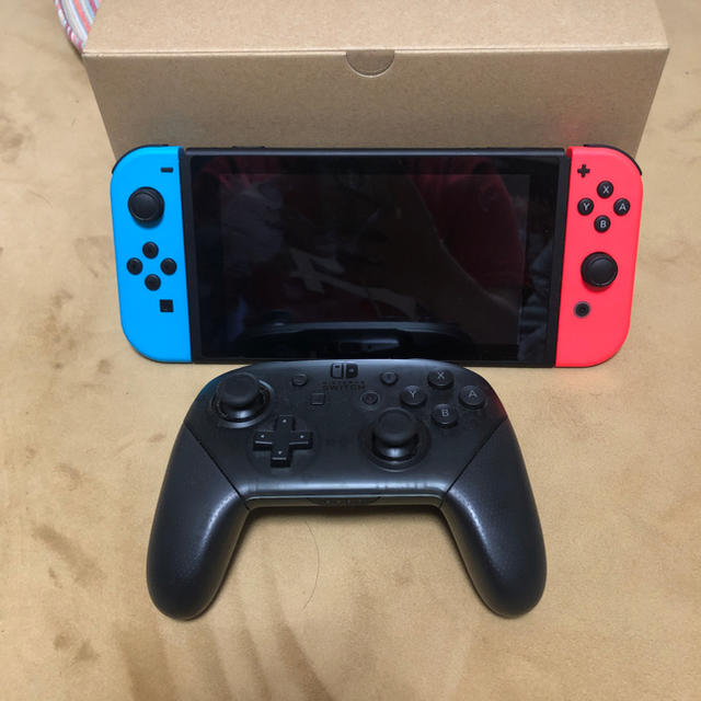 Nintendo Switch(ニンテンドースイッチ)の任天堂 Switch 本体 コントローラ付き エンタメ/ホビーのゲームソフト/ゲーム機本体(家庭用ゲーム機本体)の商品写真