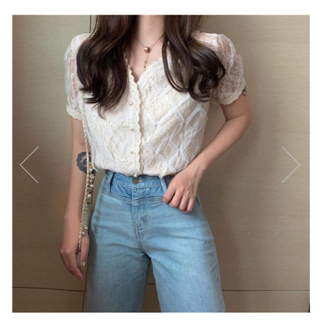 Lily Brown(リリーブラウン)の韓国ファッション  17Kg  イチナナキログラム Vネックレースシャツ  レディースのトップス(シャツ/ブラウス(半袖/袖なし))の商品写真