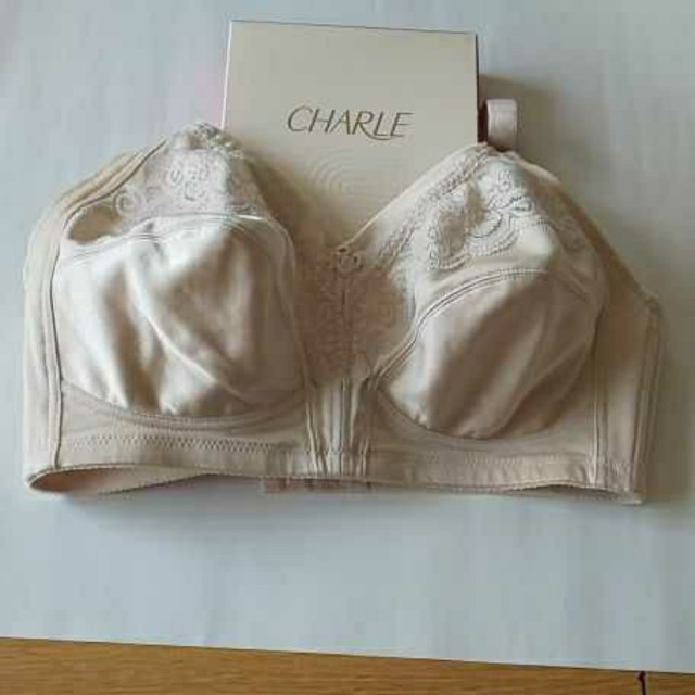シャルレ(シャルレ)のシャルレブラジャー E 75ピンク レディースの下着/アンダーウェア(ブラ)の商品写真