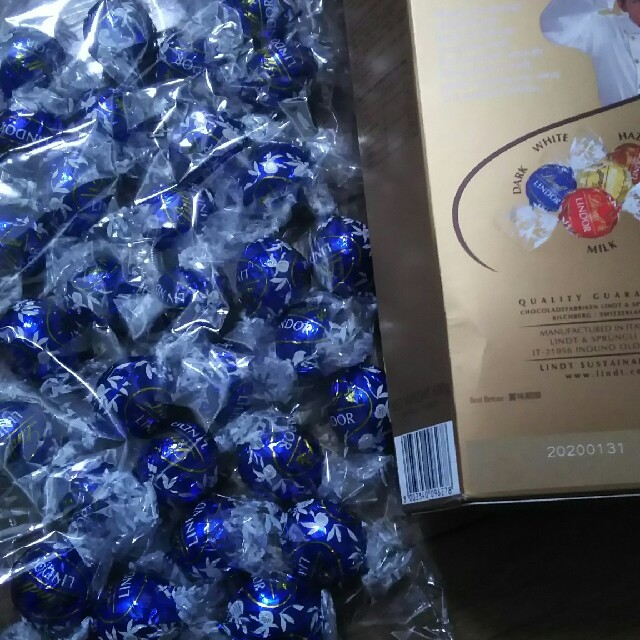 Lindt(リンツ)のリンドールチョコ 食品/飲料/酒の食品(菓子/デザート)の商品写真