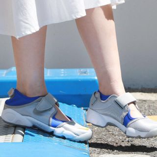 ナイキ(NIKE)のエアリフト シルバー 25(サンダル)