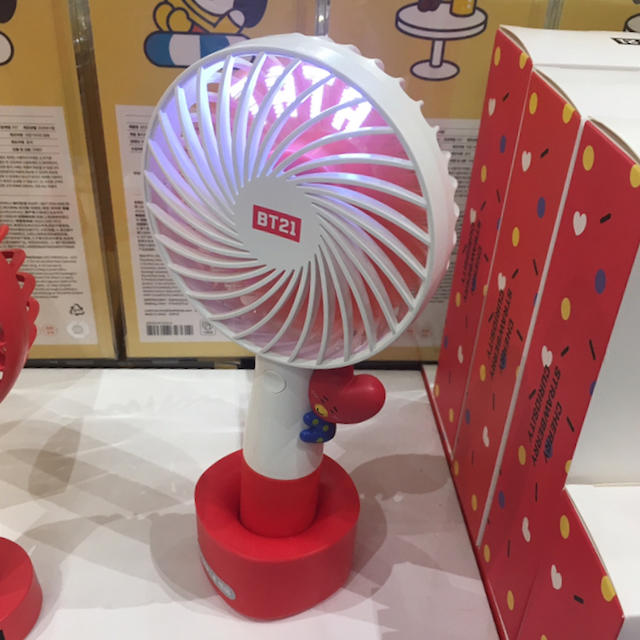 防弾少年団(BTS)(ボウダンショウネンダン)のBT21 扇風機 TATA ショッパー付き スマホ/家電/カメラの冷暖房/空調(扇風機)の商品写真