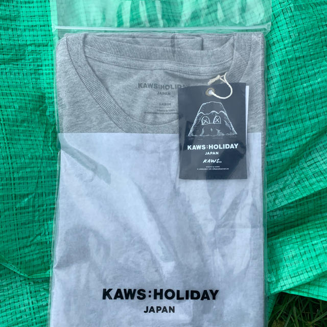 holiday(ホリデイ)のkaws holiday 日本 会場限定 グレー Tシャツ メンズのトップス(Tシャツ/カットソー(半袖/袖なし))の商品写真